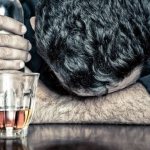 алкоголик с бутылкой