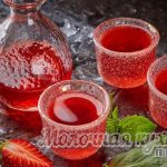 Ароматная клубничная наливка