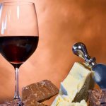 Бокал и шоколадная крошка