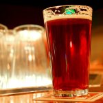 Бокал красного пива