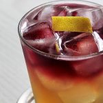 Большой популярностью пользуется коктейль Нью-Йорк сауэр,