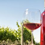 Бутылка розового вина