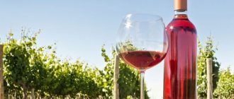 Бутылка розового вина