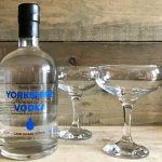 бутылка водки со стаканами