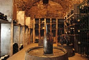 Бутылка «желтого вина» (Vin Jaune) урожая 1774 года передается уже восемью поколениями владельцев