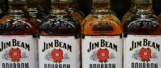 Бутылки бурбона Jim Beam