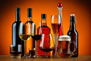 Бутылки и бокалы с разными видами алкогольных напитков