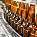 бутылки пива на конвеере