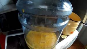 Измельчите ингредиенты для приготовления самогона на апельсиновых корках