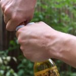 Как можно открыть пиво без открывашки