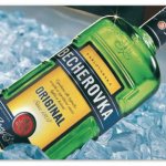 Как правильно пить Бехеровку? Рецепты коктейлей с Бехеровкой. Сколько стоит Becherovka в Праге?