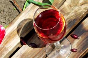 Как приготовить вино из шиповника