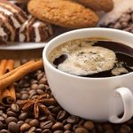 Кофе со сладостями и ромом