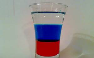 Коктейль Российский флаг можно очень легко приготовить даже в домашних условиях.