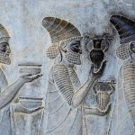 На фото – деталь рельефа на восточной лестнице Ападаны в Иране, изображающей послов Персидской империи, приносящих свое знаменитое вино царю