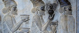 На фото – деталь рельефа на восточной лестнице Ападаны в Иране, изображающей послов Персидской империи, приносящих свое знаменитое вино царю