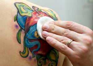 Обрабатывать место татуировки антисептиком