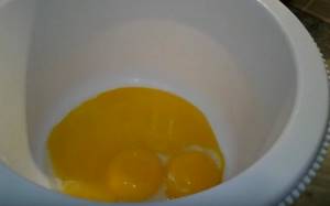 Отделяем желтки от четырех яиц.