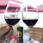 Отличиться на празднике помогут прикольные тосты к свадьбе, дню рождения и другим праздникам