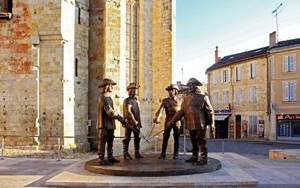 Памятник мушкетерам