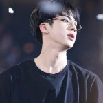 Певец стесняется носить очки