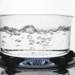 при какой температуре вода кипит