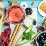 Розовое вино и еда