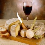 Сильные красные вина сочетаются с твердыми выдержанными сырами с интенсивным вкусом