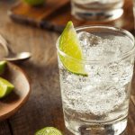 Водка с тоником это предельно простой рецепт коктейля.