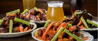 Закуски на скорую руку к пиву: куриные крылышки с острым томатным соусом